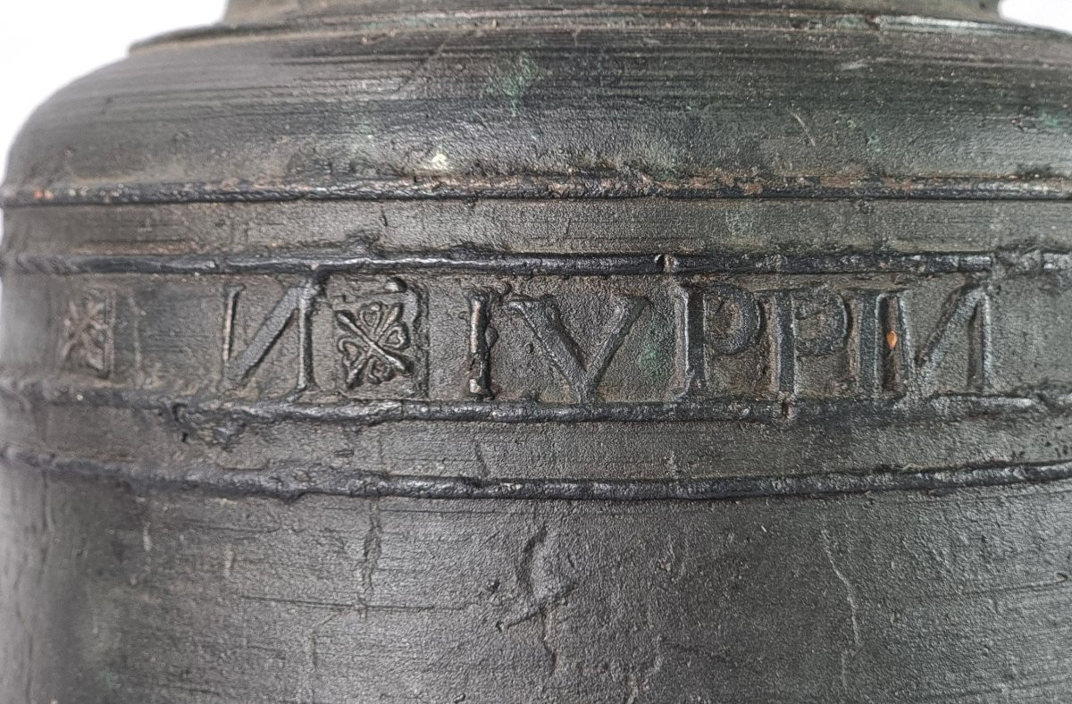 Cloche en bronze de taille moyenne, datée de 1619, ornée d'un grand blason.-photo-3