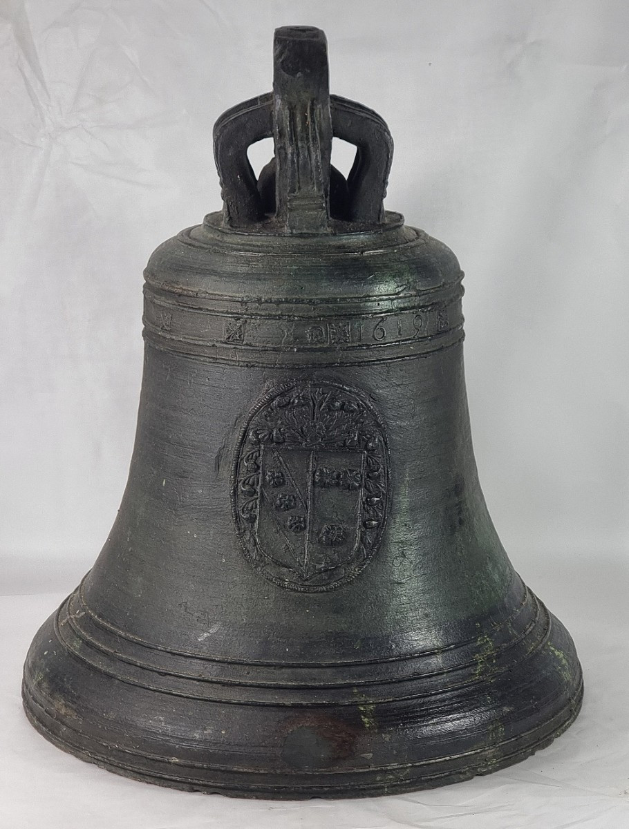Cloche en bronze de taille moyenne, datée de 1619, ornée d'un grand blason.