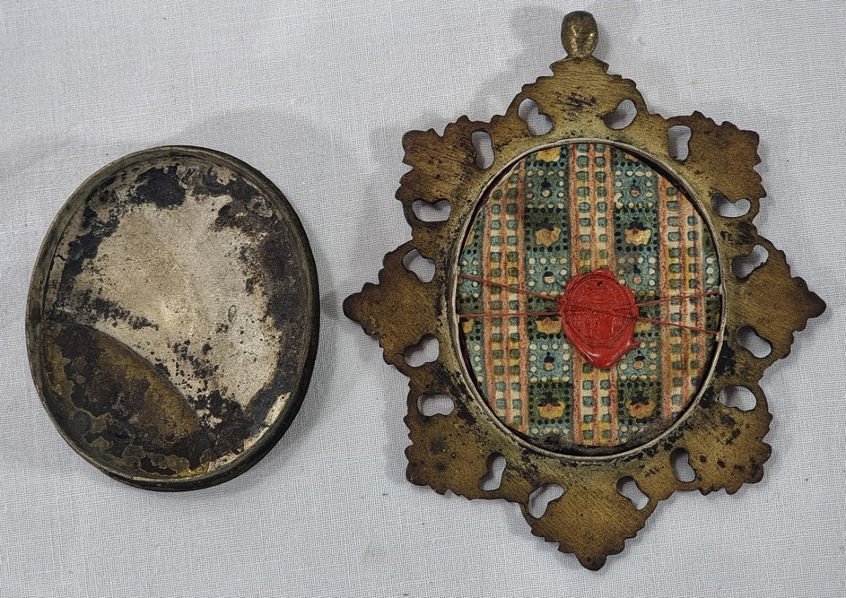 Relique ovale du début du XVIIIe siècle ornée de huit saints-photo-4