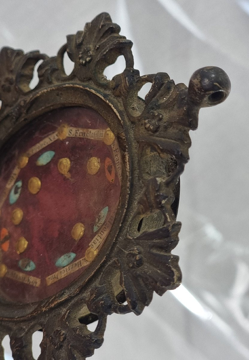 Relique ovale du début du XVIIIe siècle ornée de huit saints-photo-3
