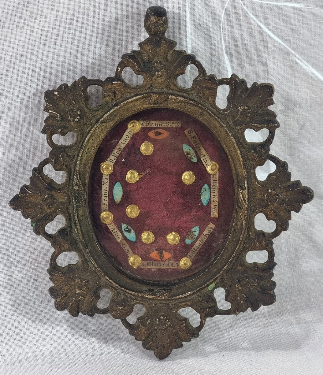 Relique ovale du début du XVIIIe siècle ornée de huit saints
