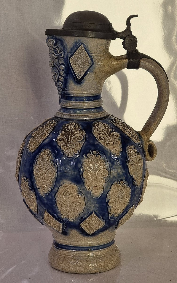 Pichet en grès de Westerwald du XVIIe siècle avec couvercle en étain (anse restaurée)-photo-1