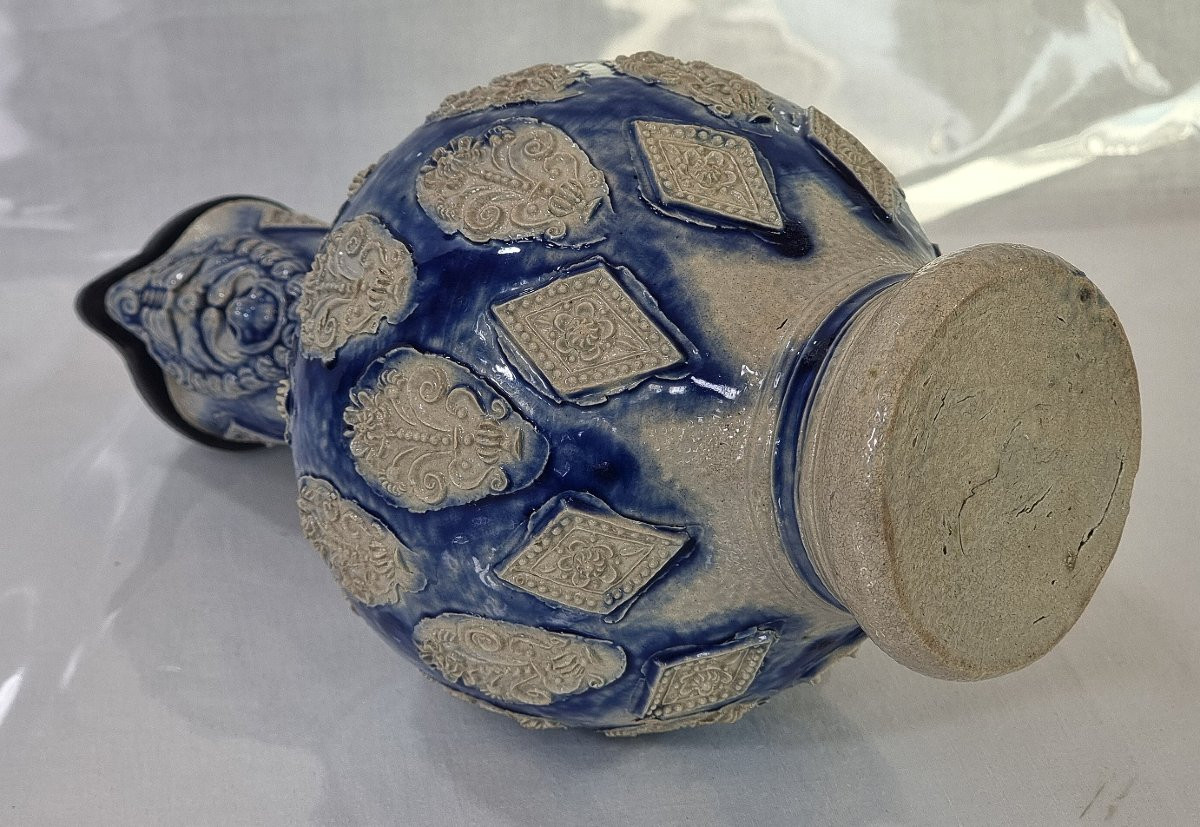 Pichet en grès de Westerwald du XVIIe siècle avec couvercle en étain (anse restaurée)-photo-3