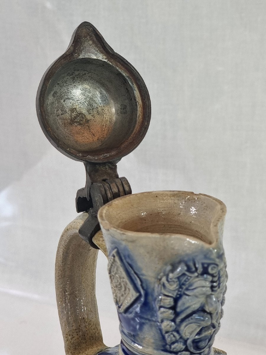 Pichet en grès de Westerwald du XVIIe siècle avec couvercle en étain (anse restaurée)-photo-4