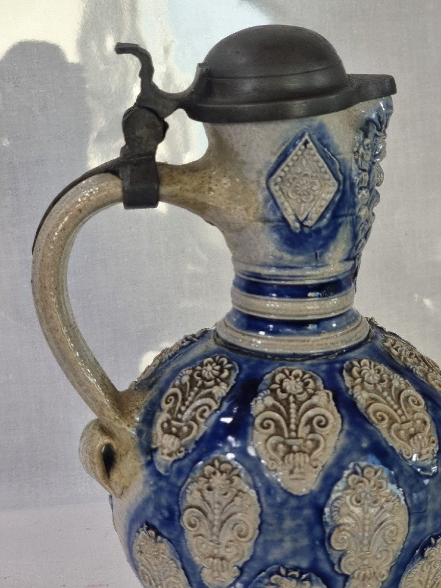 Pichet en grès de Westerwald du XVIIe siècle avec couvercle en étain (anse restaurée)-photo-5