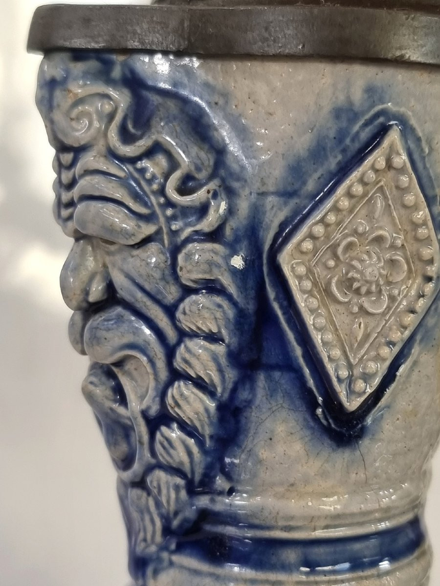 Pichet en grès de Westerwald du XVIIe siècle avec couvercle en étain (anse restaurée)-photo-6