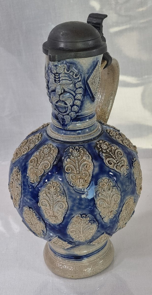 Pichet en grès de Westerwald du XVIIe siècle avec couvercle en étain (anse restaurée)-photo-7