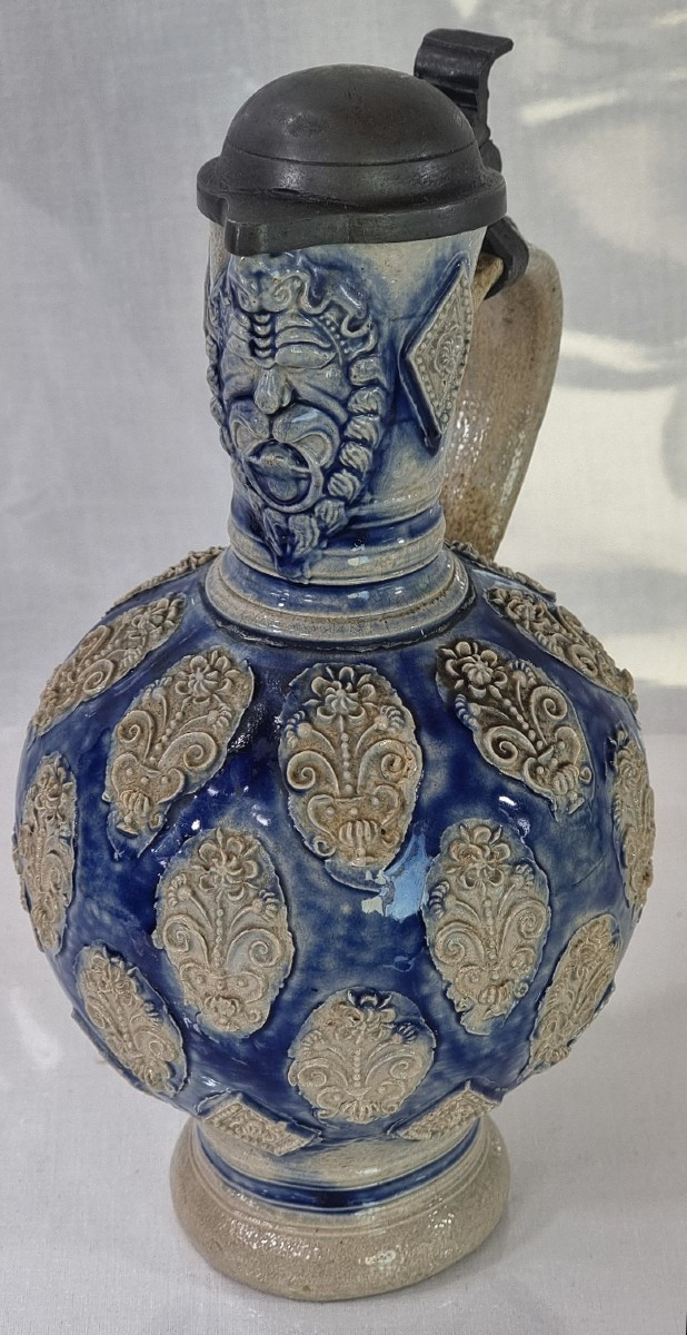 Pichet en grès de Westerwald du XVIIe siècle avec couvercle en étain (anse restaurée)