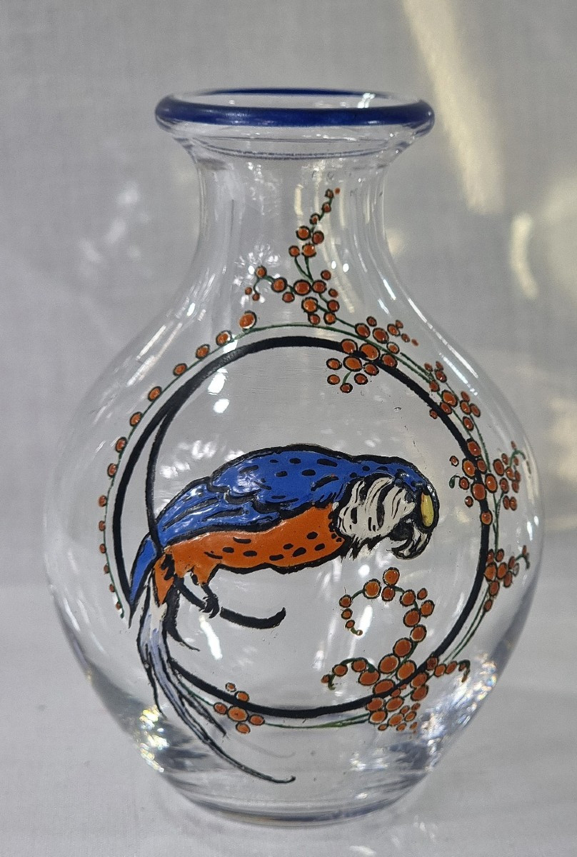 Petit vase Art Déco Marcel Goupy Paris, décor en émail peint à la main représentant un perroque