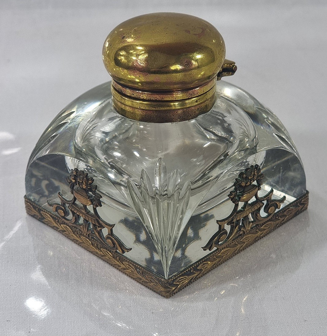 Encrier ancien en cristal de taille moyenne, style Napoléon III, d'époque française.