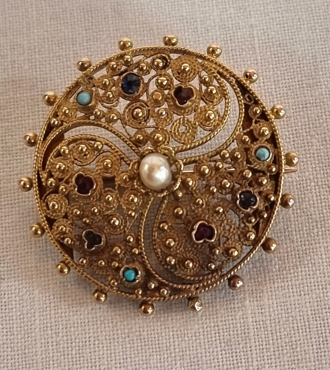 Broche ancienne en or 18 carats, filigrane et pierres précieuses