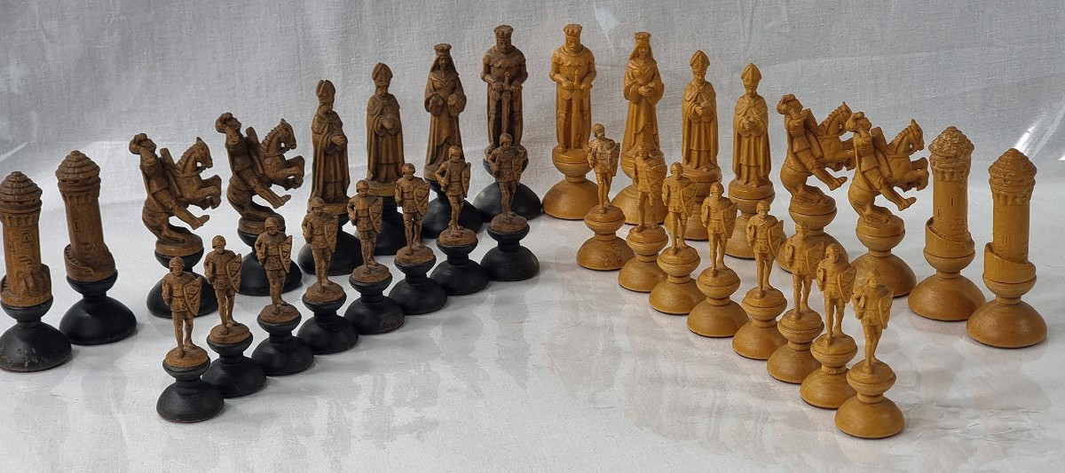 Jeu d'échecs miniature Montsalvat en bois sculpté à la main par Anri, Italie, 8,4 cm (3,3 pouce