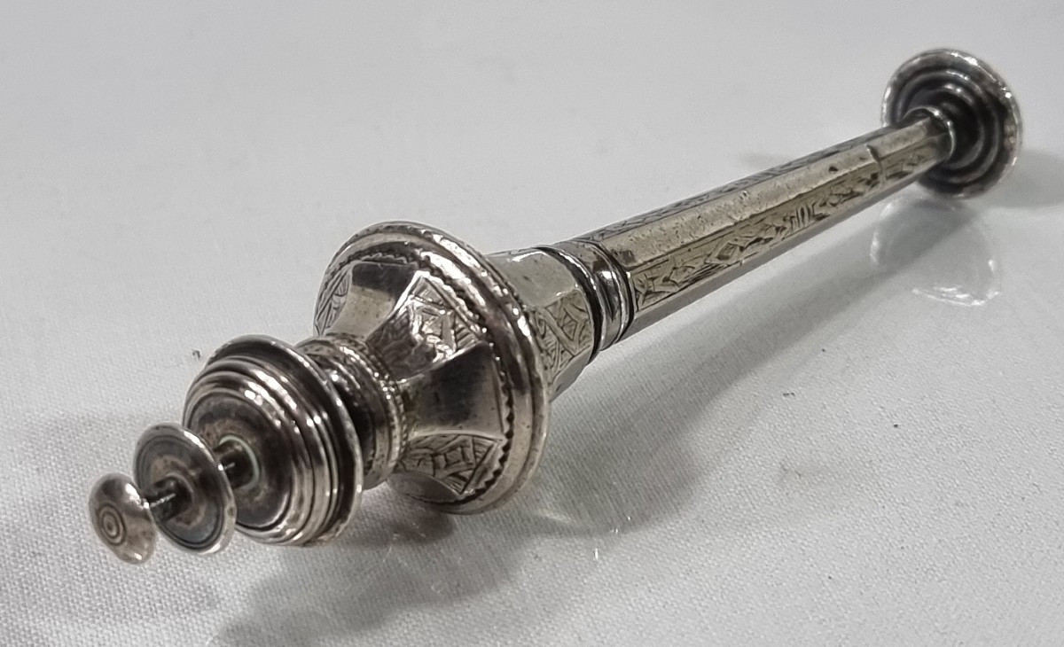 Compendium à couture en argent allemand ancien, en trois parties, 1750-1800