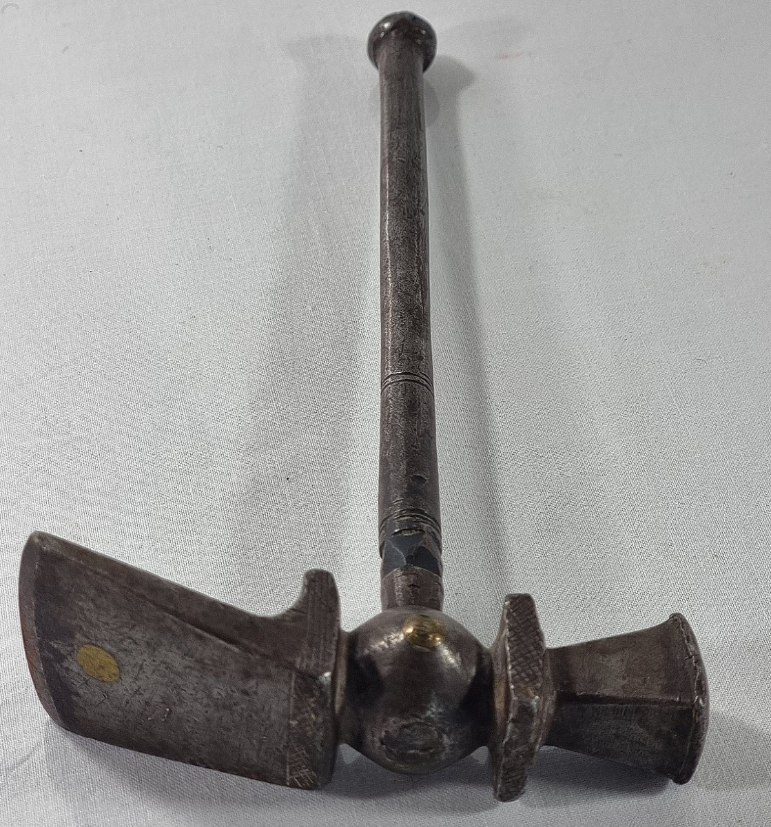 Marteau à sucre en fer massif du XIXe siècle.