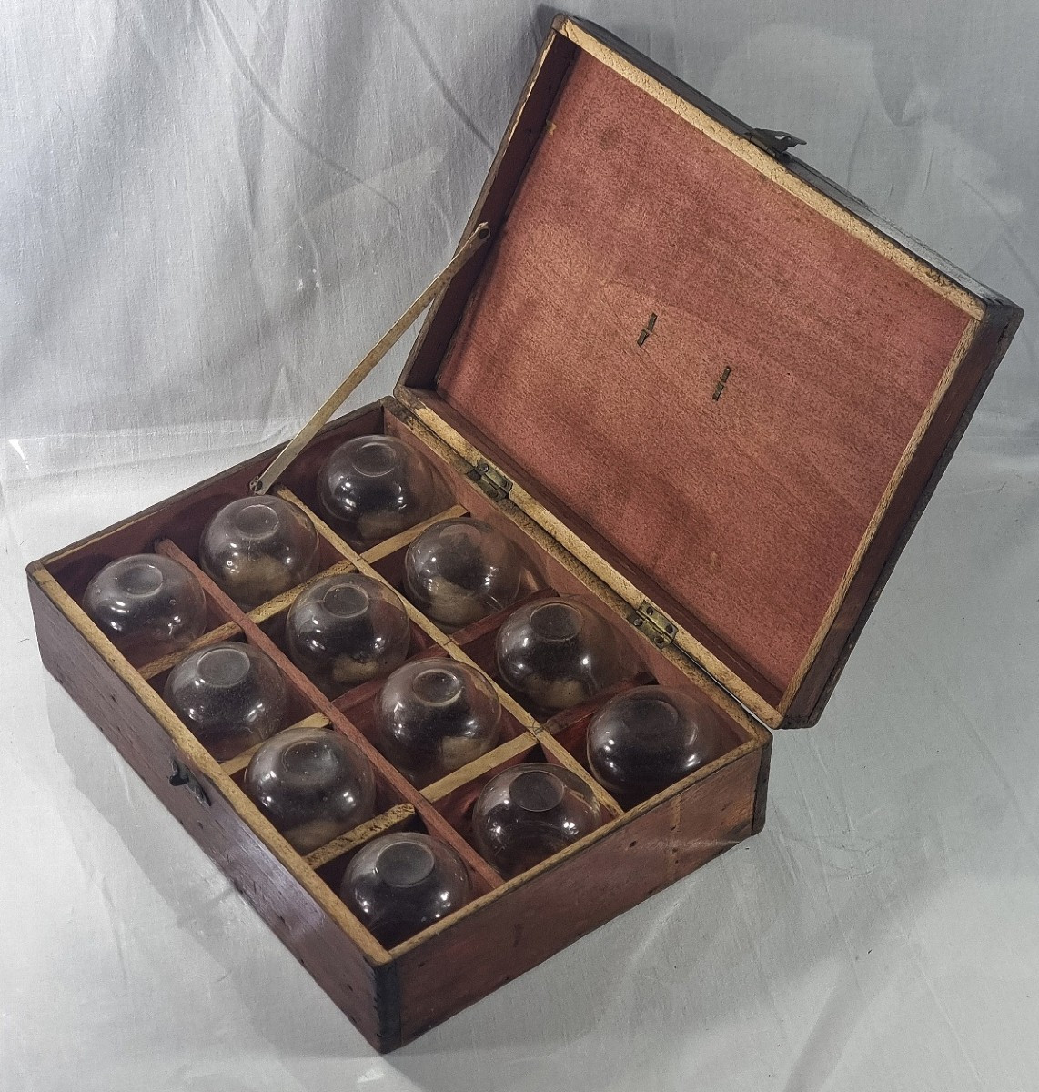Coffret ancien en bois contenant un ensemble de 12 verres pour saignée, XIXe siècle