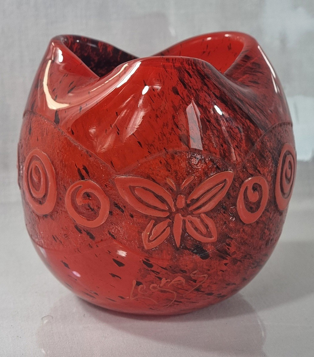 Vase Legras Art Déco en verre rouge rubis stylisé, orné de papillons.