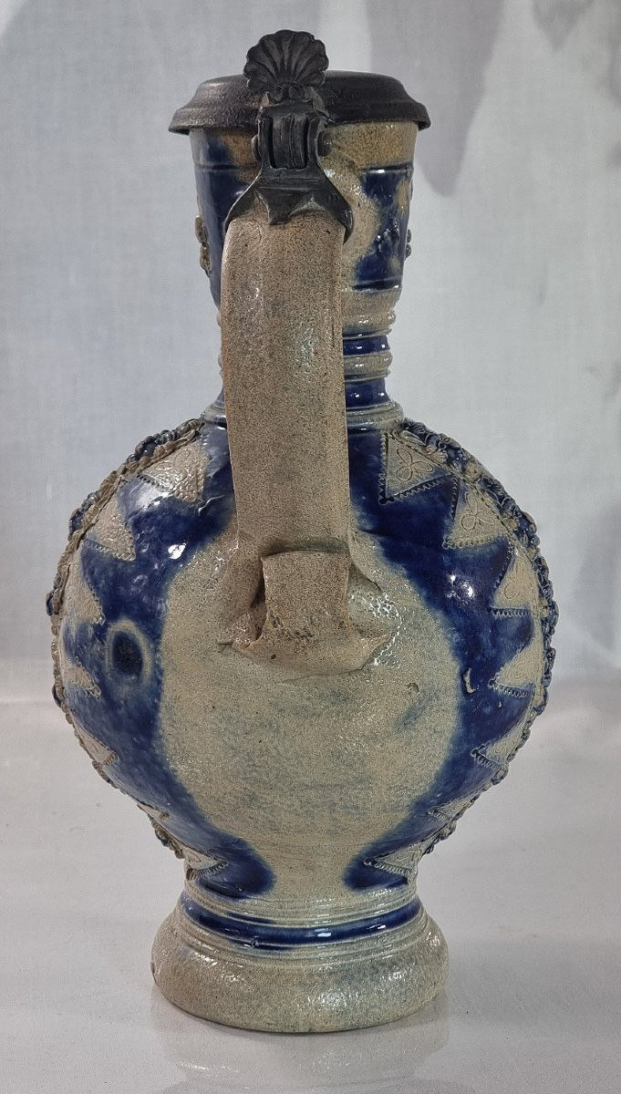 Pichet en grès de Westerwald, XVIIe siècle, à décor de têtes de lion-photo-3