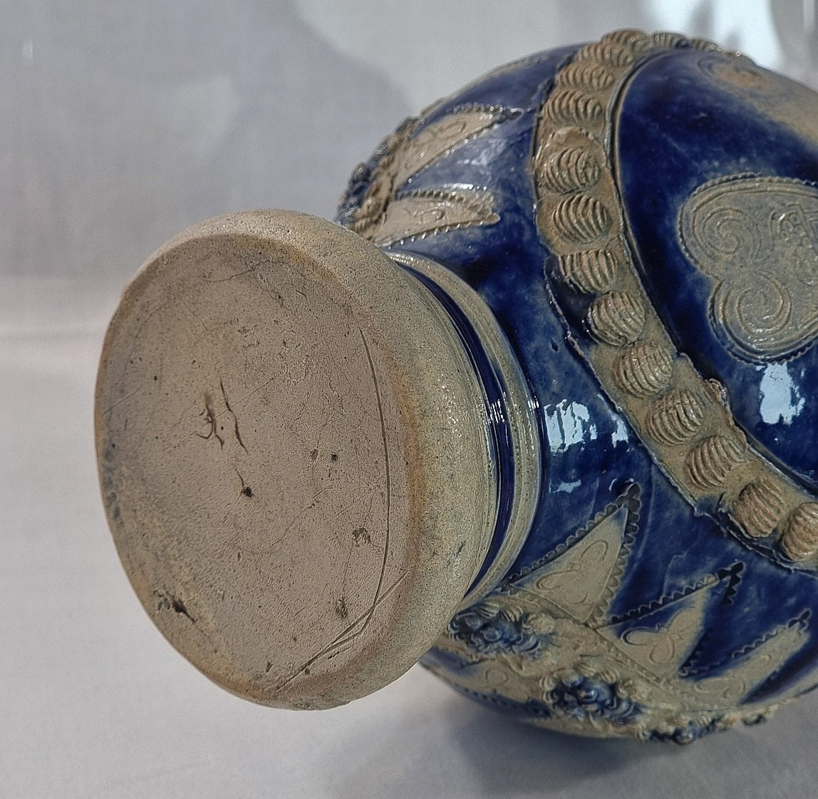 Pichet en grès de Westerwald, XVIIe siècle, à décor de têtes de lion-photo-1