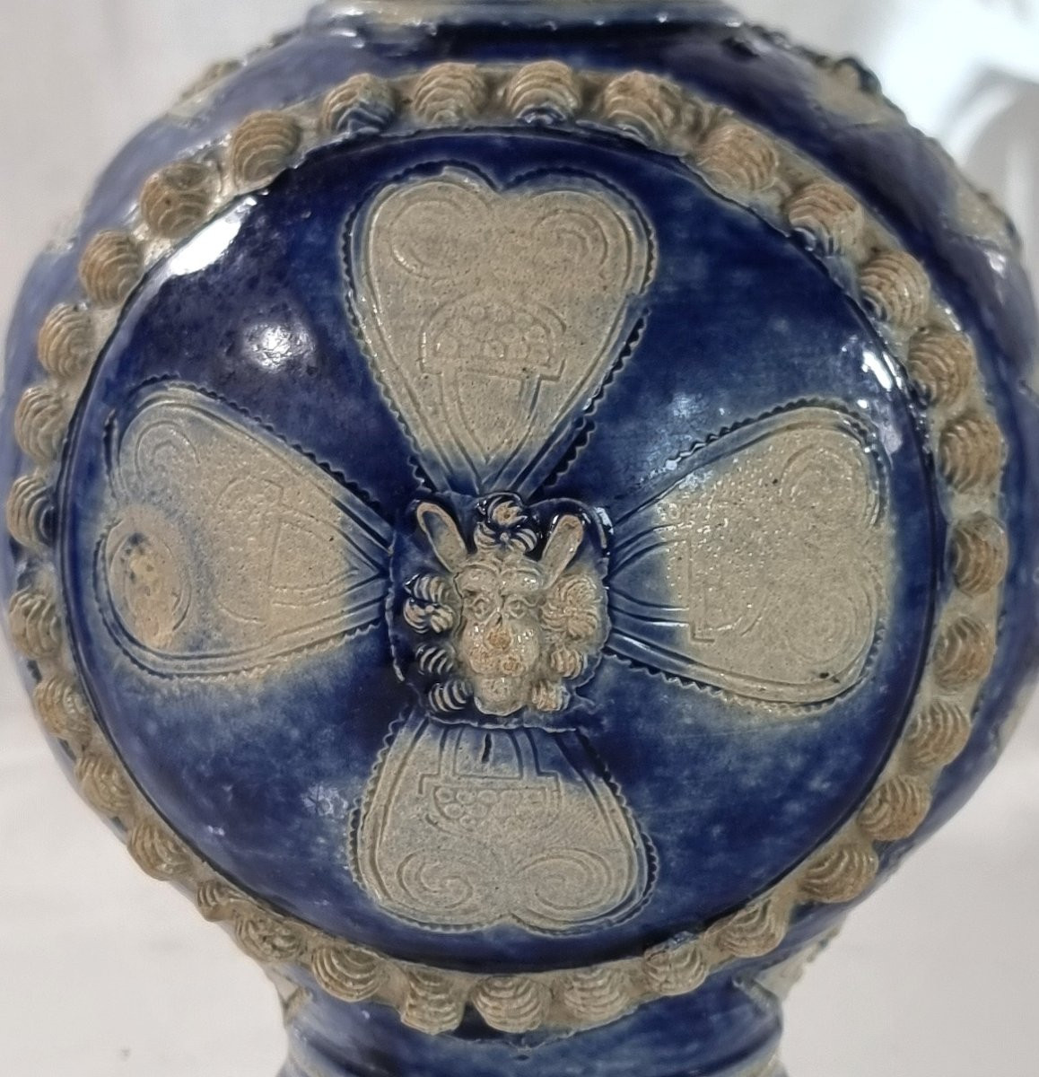 Pichet en grès de Westerwald, XVIIe siècle, à décor de têtes de lion-photo-5