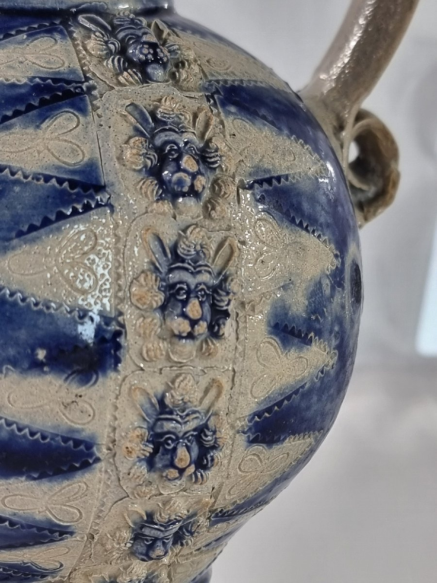 Pichet en grès de Westerwald, XVIIe siècle, à décor de têtes de lion-photo-6