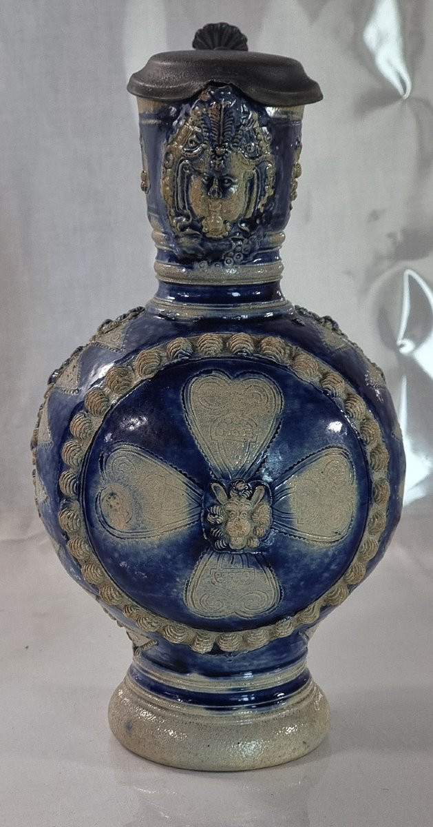 Pichet en grès de Westerwald, XVIIe siècle, à décor de têtes de lion-photo-8