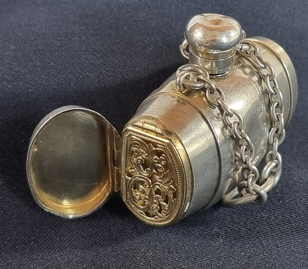 Boîte à vinaigrette et flacon à parfum en argent massif, forme tonneau, 1871, S. Mordan London 