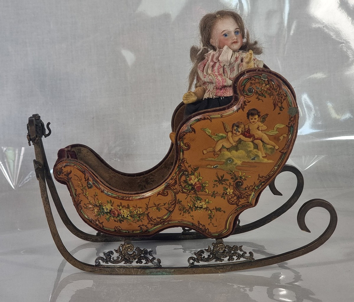  Traîneau miniature français ancien (« Fauteuil de salon ») avec panneaux en tôle