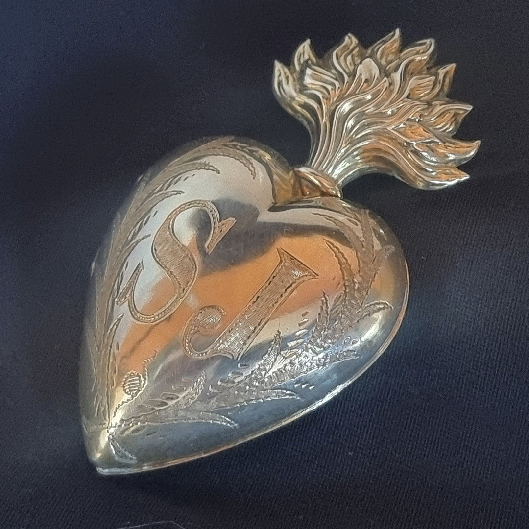 Ex-voto de Saint Joseph, en argent massif, Cœur de Feu Sacré, début XIXe siècle 9,2 cm