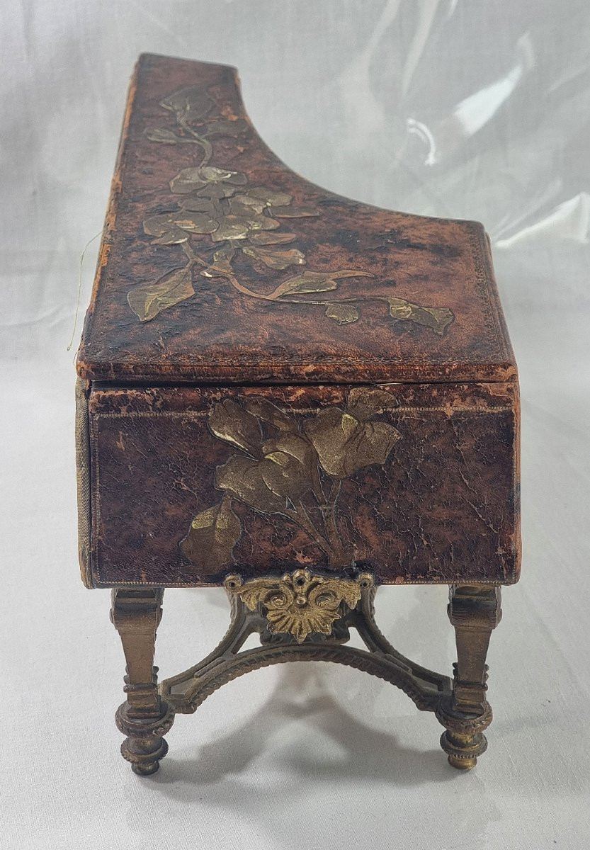 Piano miniature ancien de style Louis XV, idéal pour poupée de mode romantique française.-photo-2