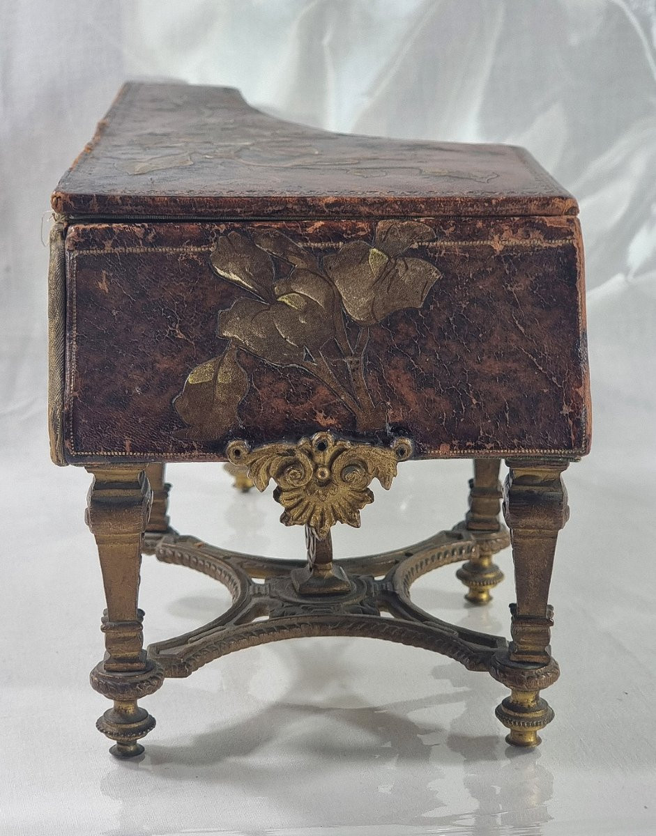 Piano miniature ancien de style Louis XV, idéal pour poupée de mode romantique française.-photo-3