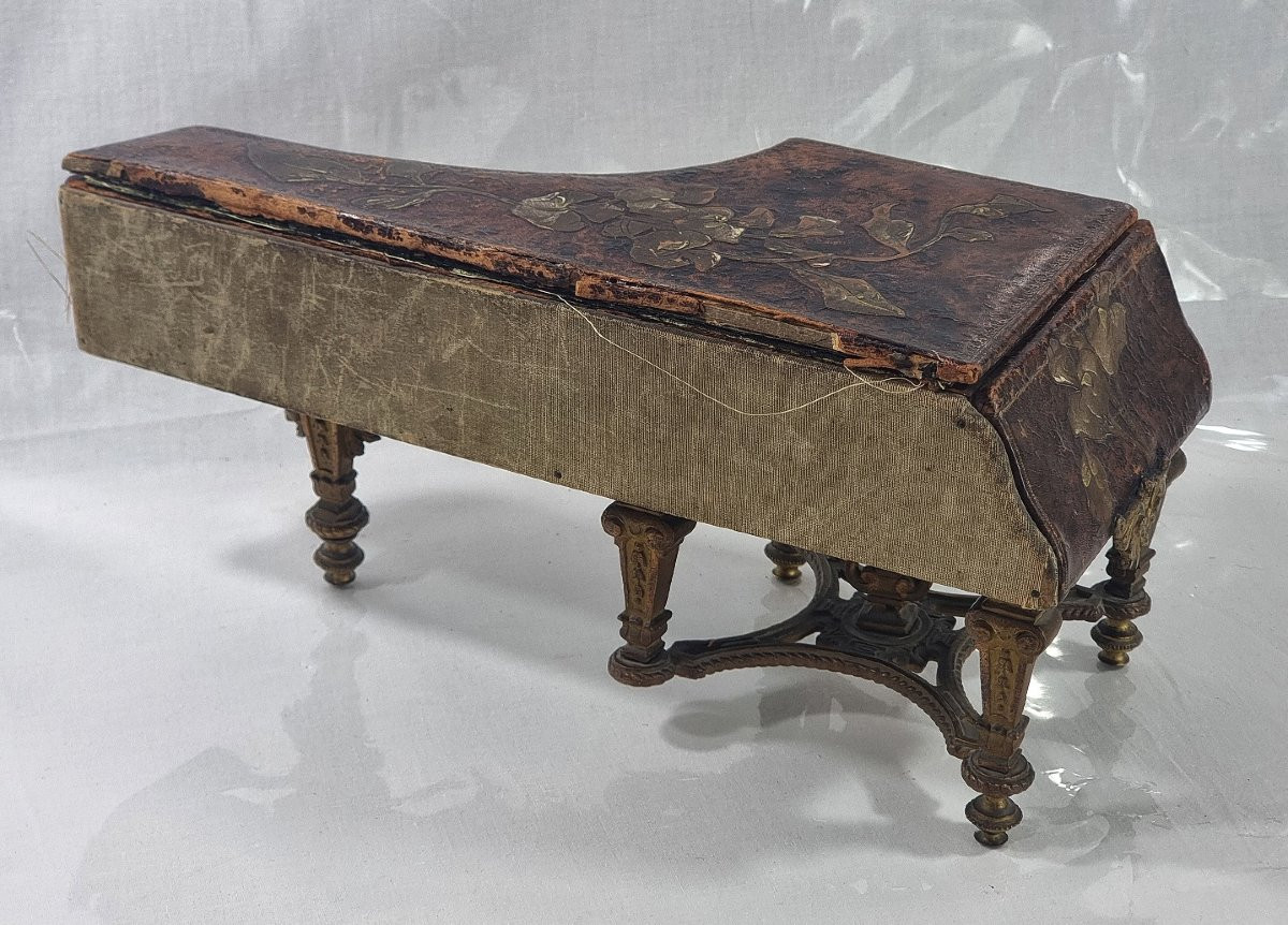 Piano miniature ancien de style Louis XV, idéal pour poupée de mode romantique française.-photo-1