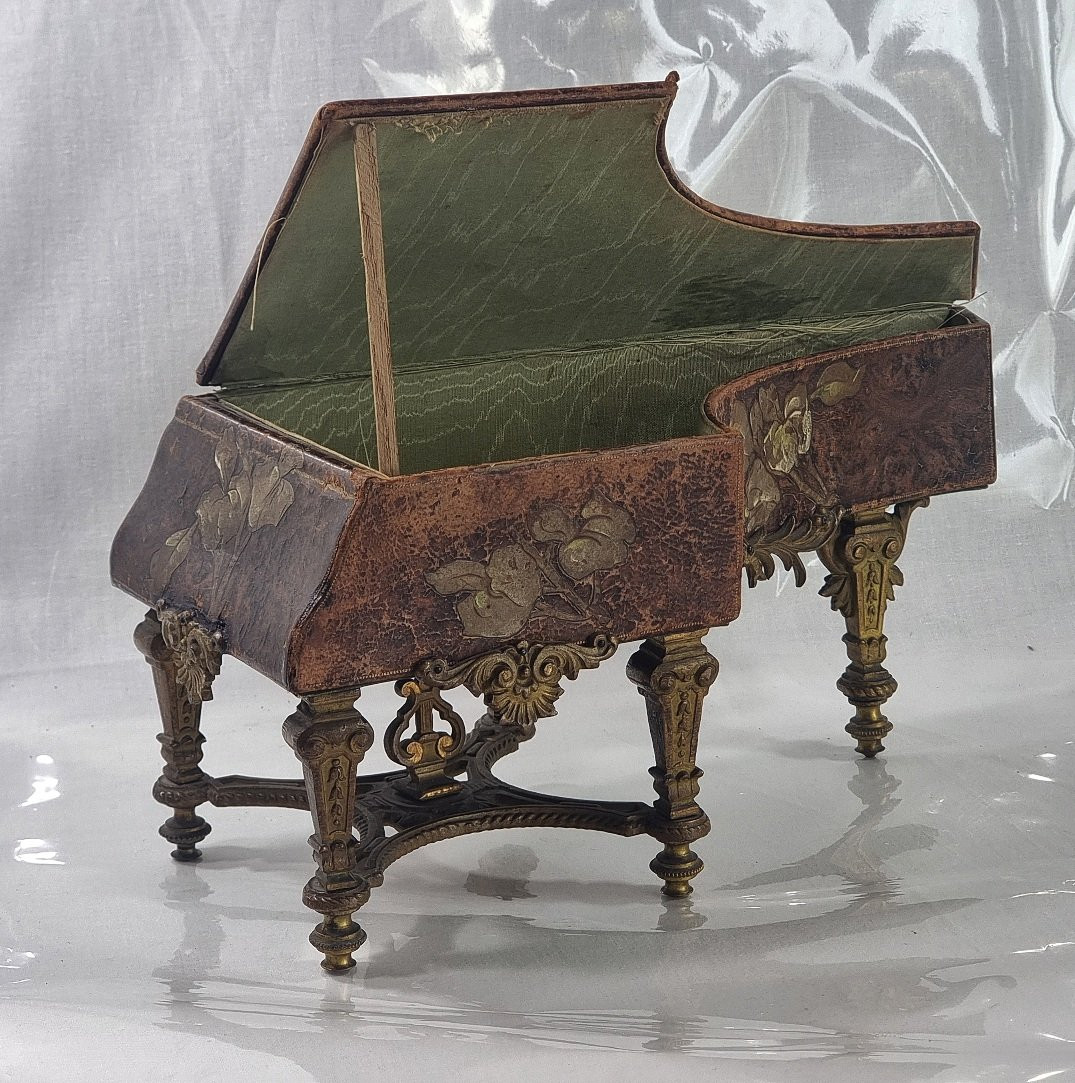 Piano miniature ancien de style Louis XV, idéal pour poupée de mode romantique française.-photo-4