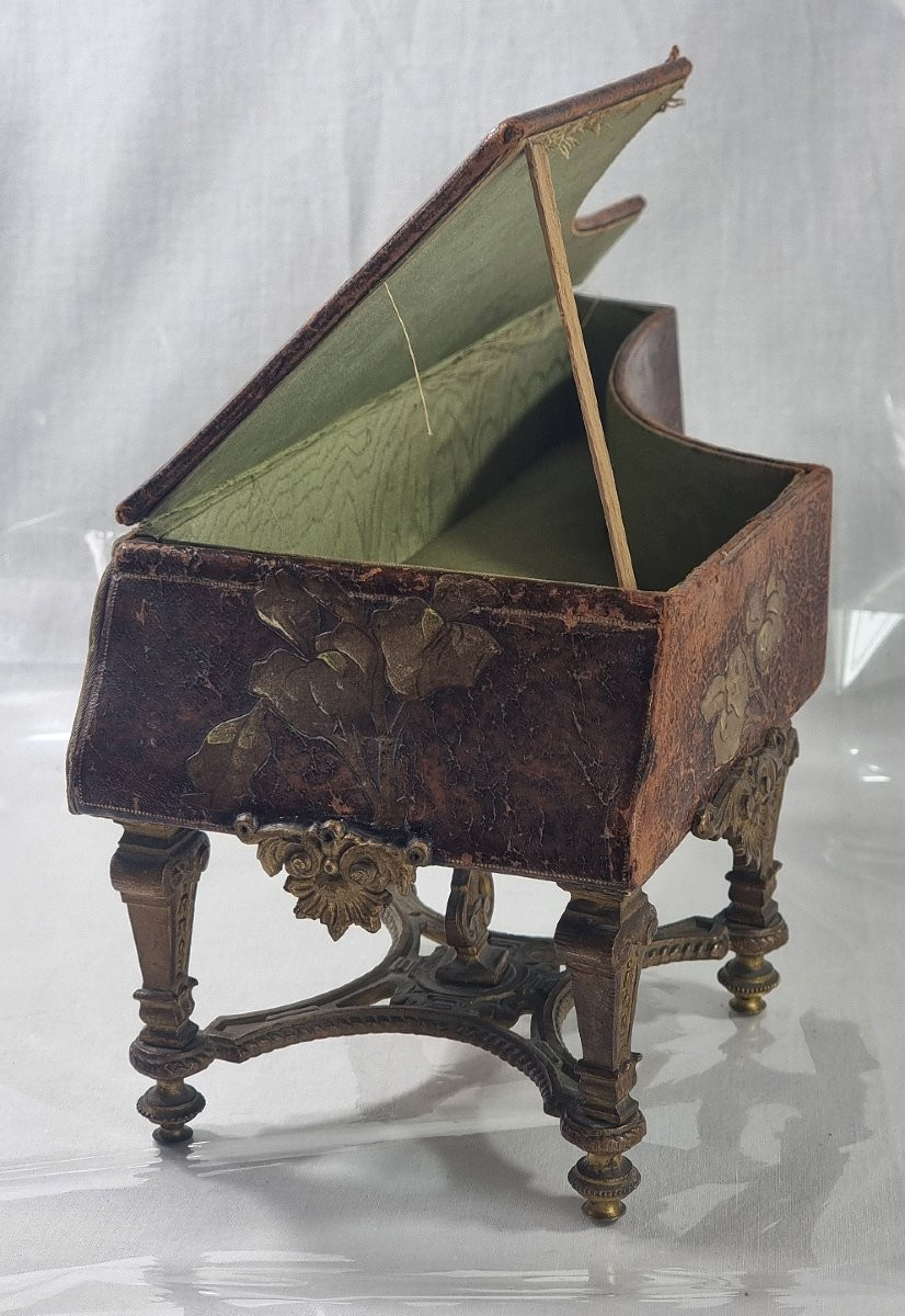 Piano miniature ancien de style Louis XV, idéal pour poupée de mode romantique française.-photo-7