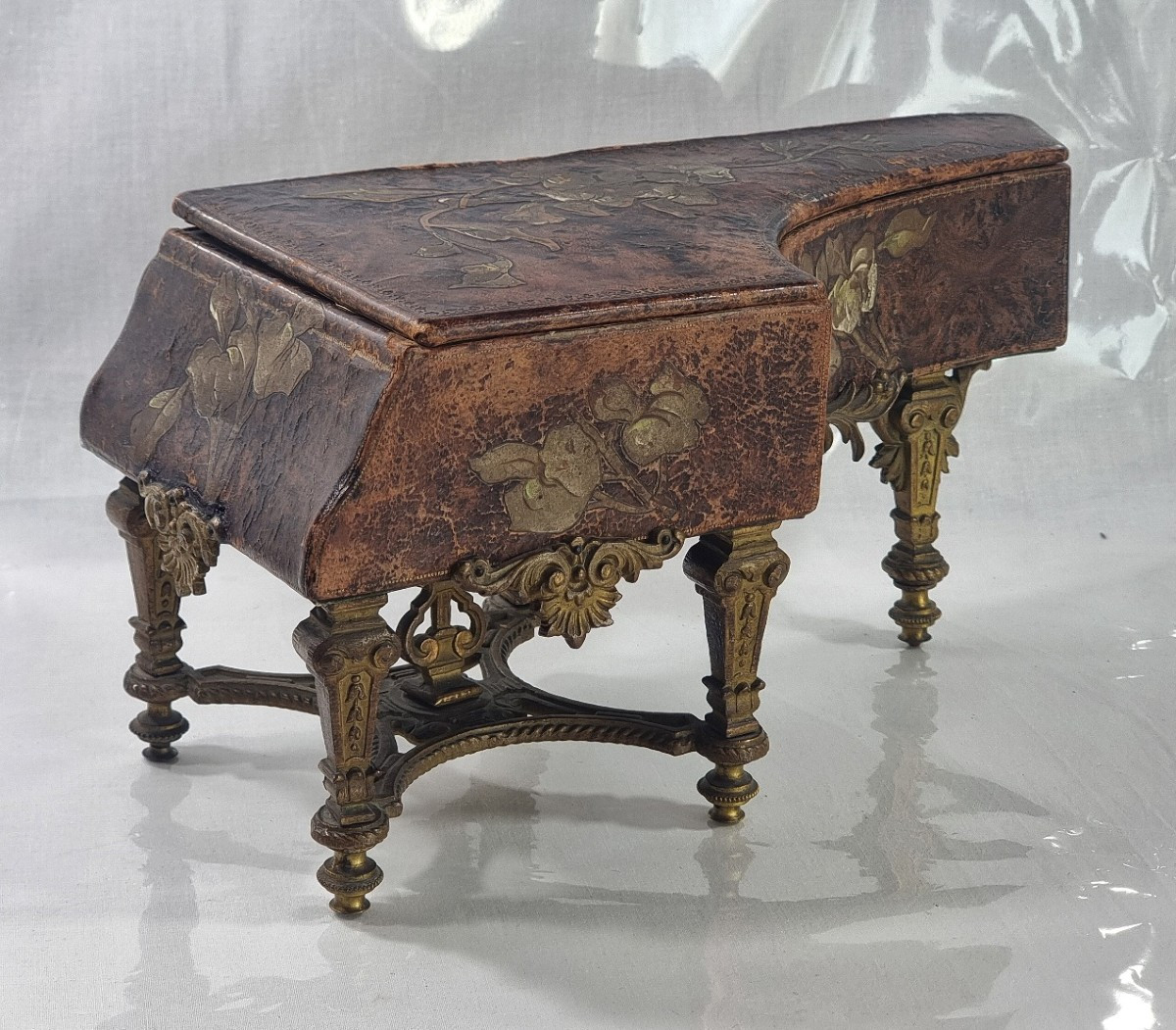 Piano miniature ancien de style Louis XV, idéal pour poupée de mode romantique française.