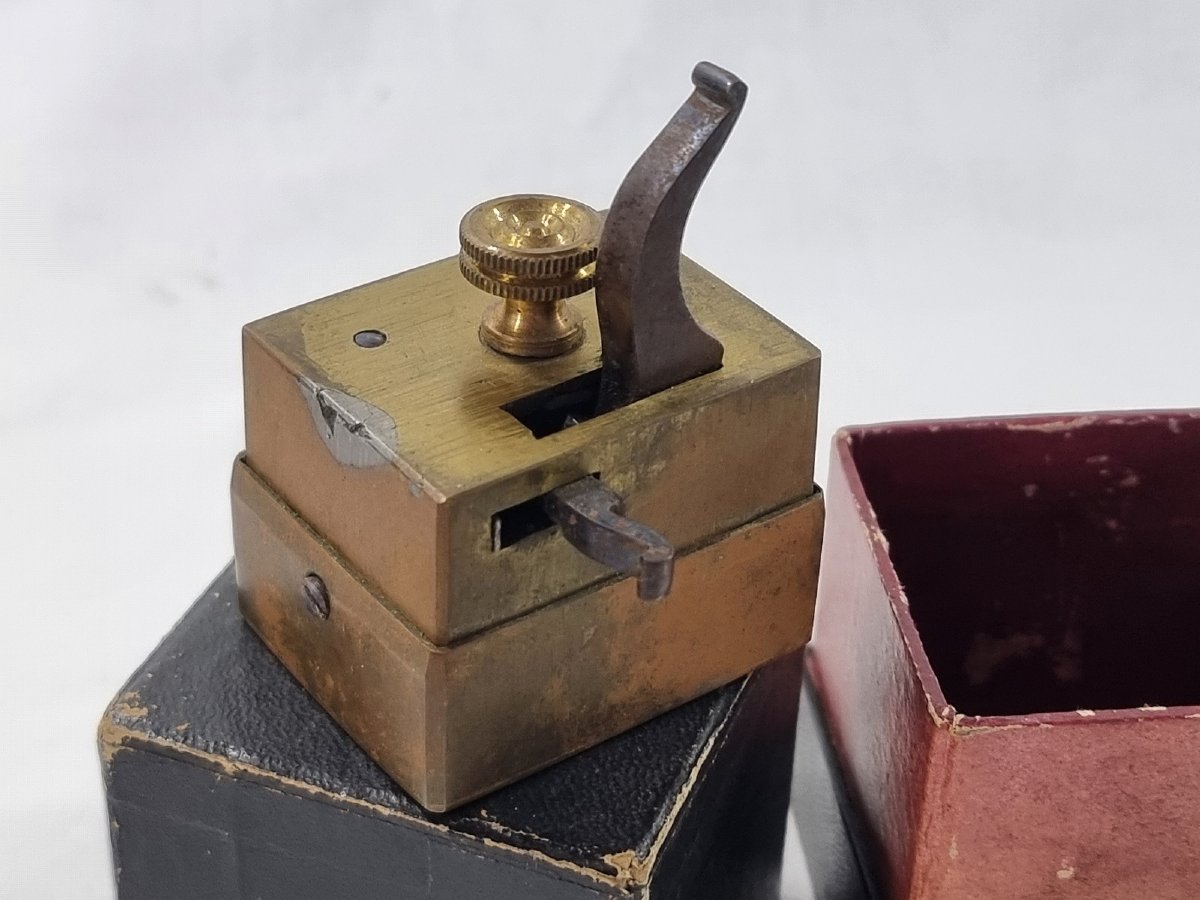 19th-century Medical Scarifier Made Of Brass, In Its Original Case-photo-2