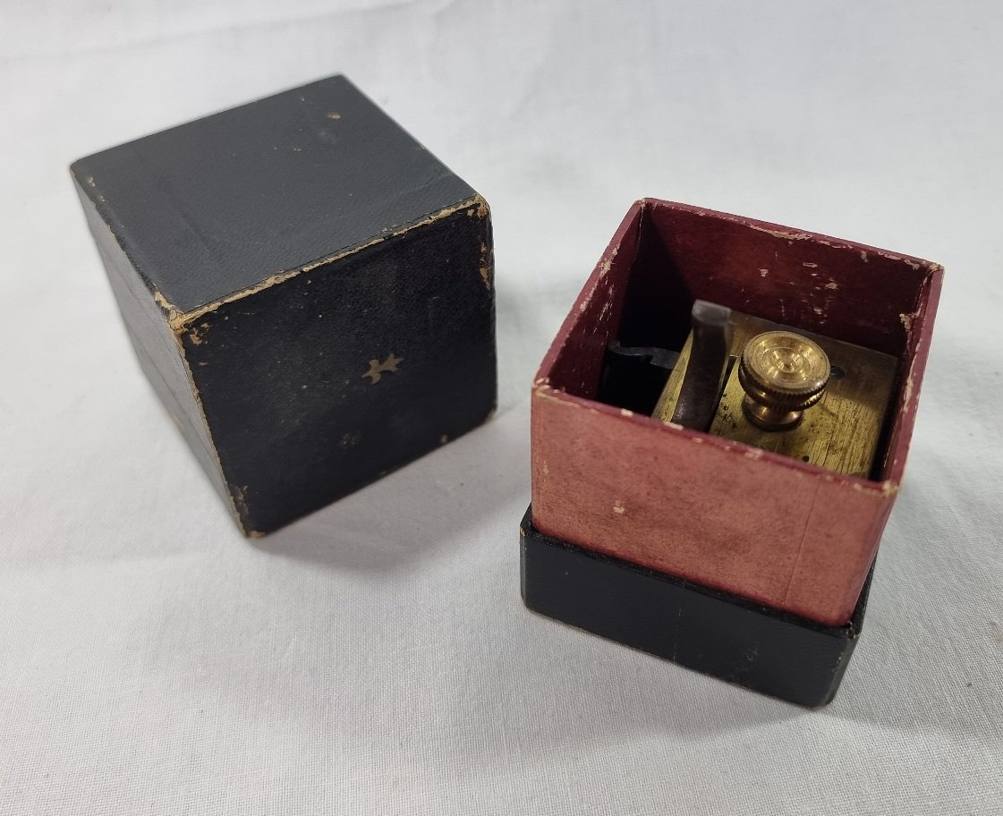 19th-century Medical Scarifier Made Of Brass, In Its Original Case-photo-2