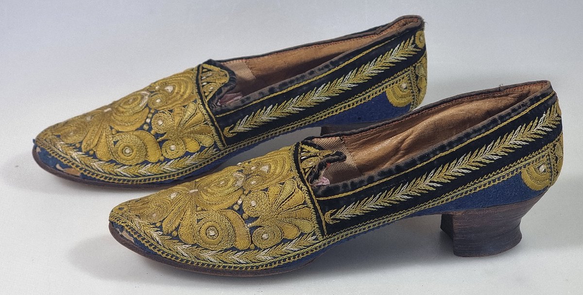 Paire de pantoufles anciennes brodées pour femme – Velours bleu – Vers 1880–1900-photo-2