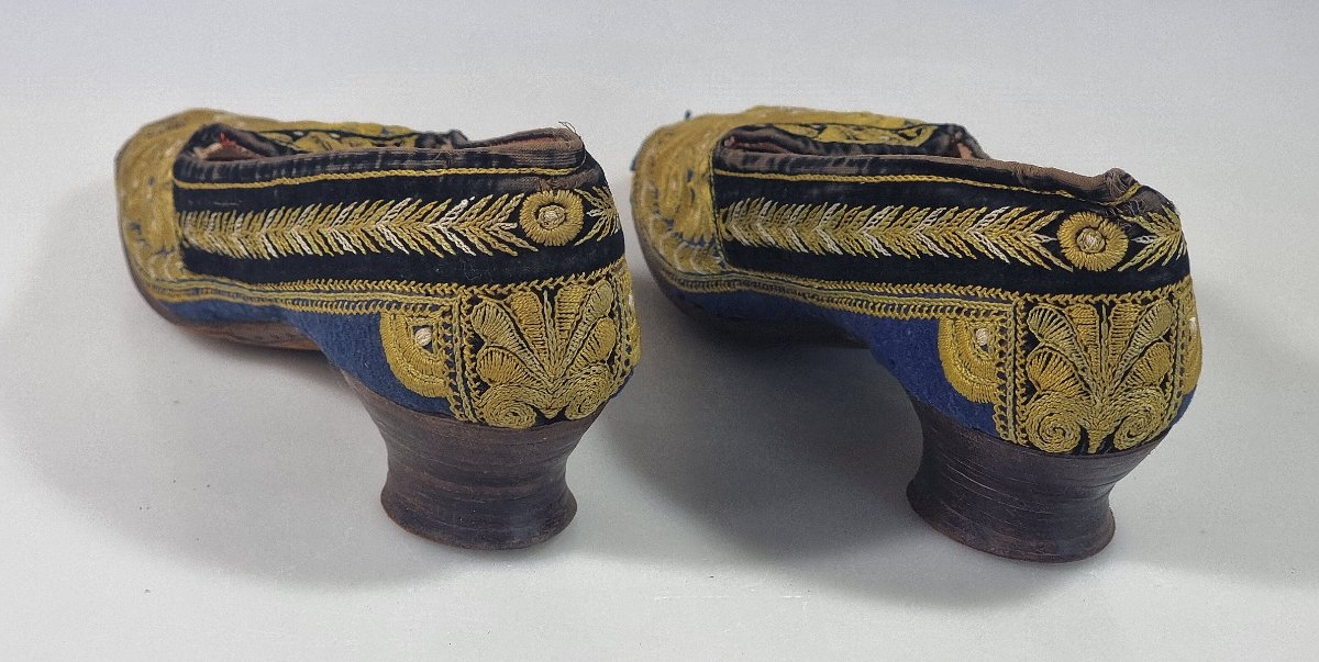 Paire de pantoufles anciennes brodées pour femme – Velours bleu – Vers 1880–1900-photo-3