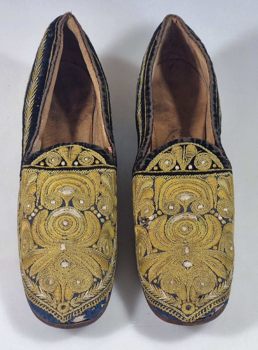 Paire de pantoufles anciennes brodées pour femme – Velours bleu – Vers 1880–1900-photo-1