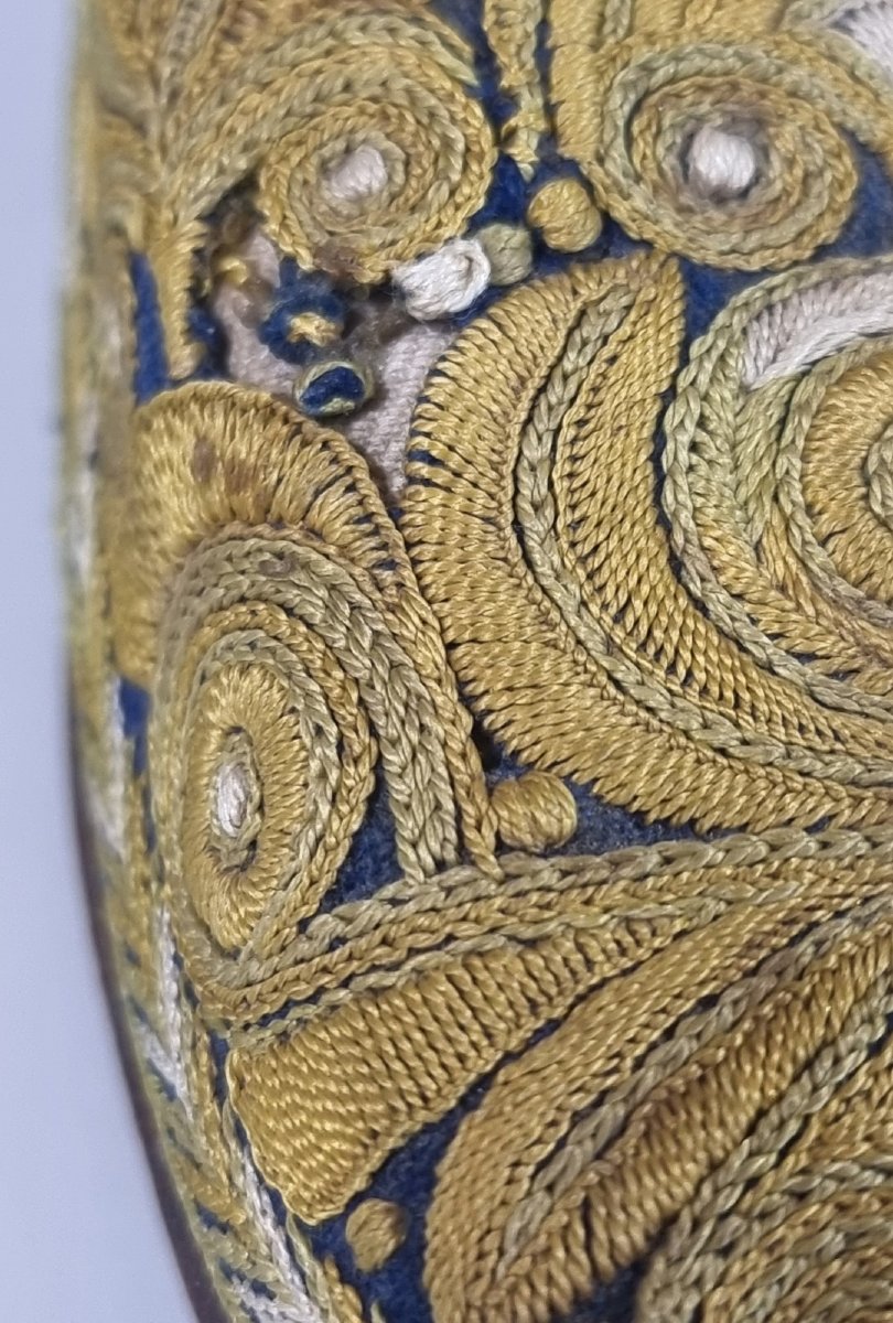 Paire de pantoufles anciennes brodées pour femme – Velours bleu – Vers 1880–1900-photo-3