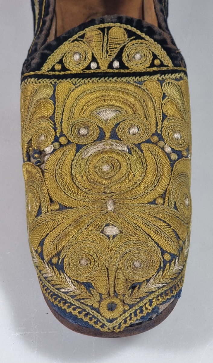 Paire de pantoufles anciennes brodées pour femme – Velours bleu – Vers 1880–1900-photo-4