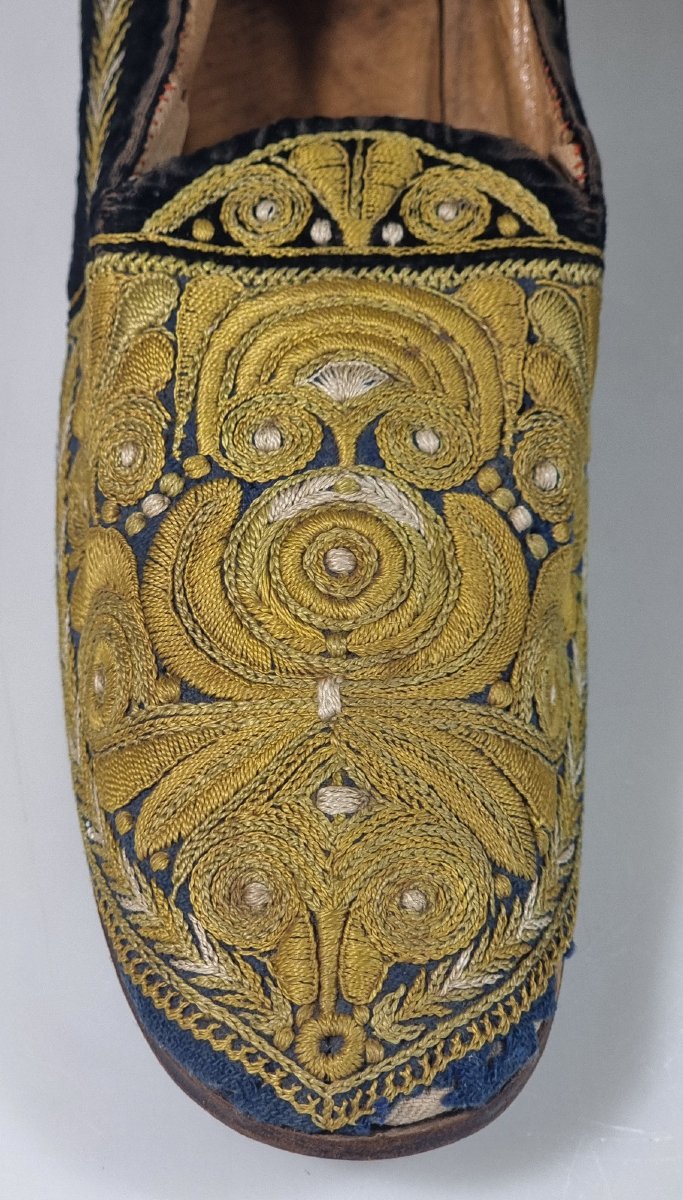 Paire de pantoufles anciennes brodées pour femme – Velours bleu – Vers 1880–1900-photo-5