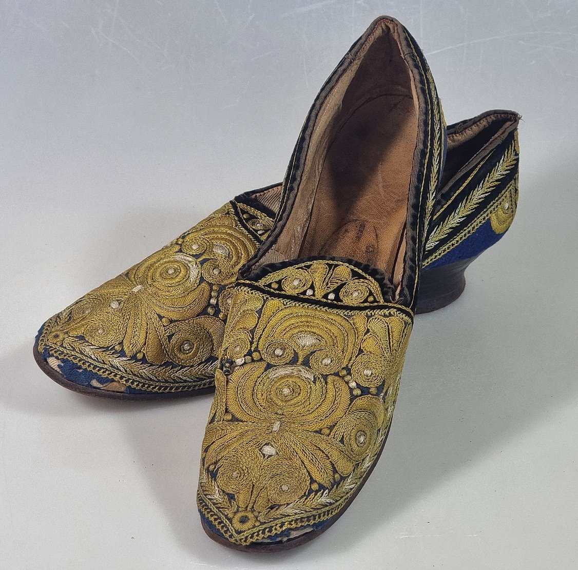 Paire de pantoufles anciennes brodées pour femme – Velours bleu – Vers 1880–1900