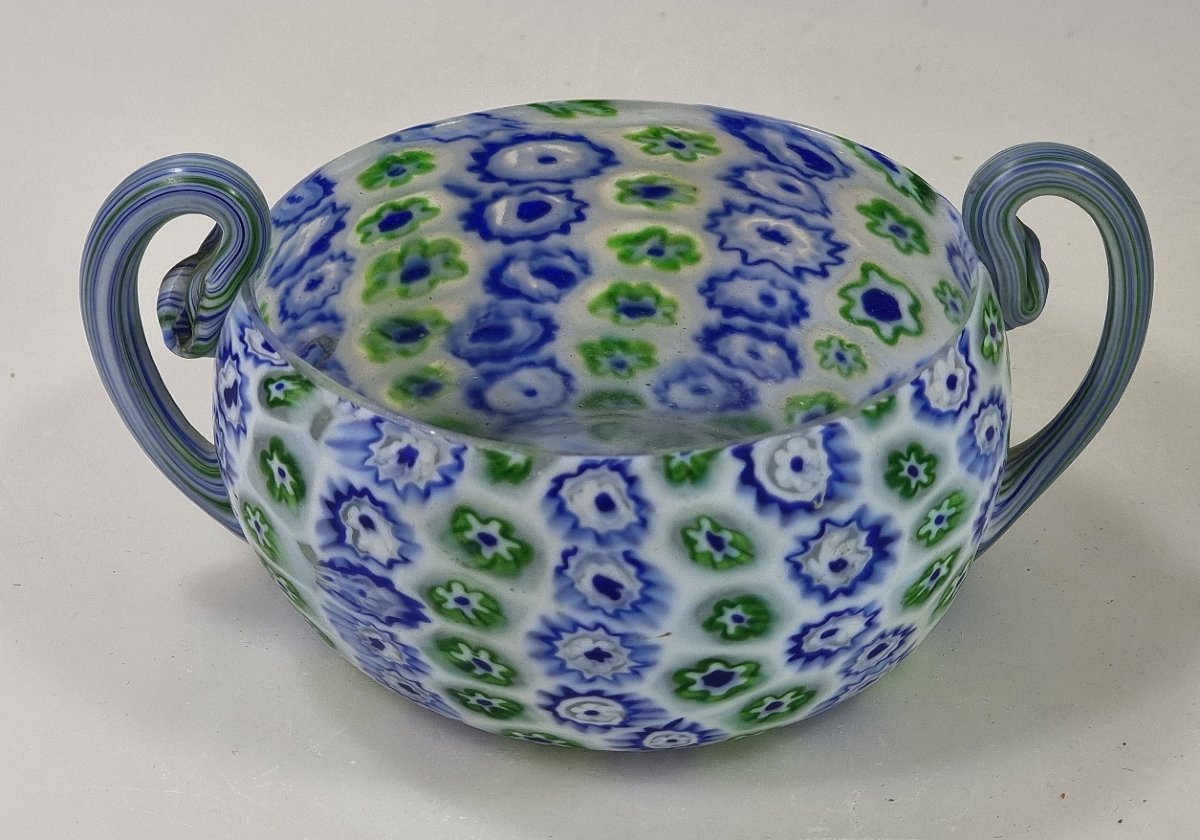 Coupe ancienne de Murano en millefiori à deux anses – Attribuée à Fratelli Toso, vers 1900–1925-photo-2