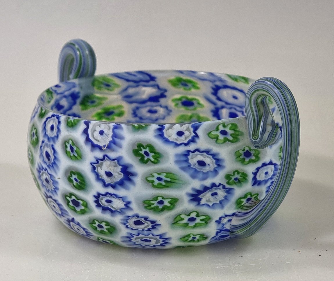 Coupe ancienne de Murano en millefiori à deux anses – Attribuée à Fratelli Toso, vers 1900–1925-photo-3