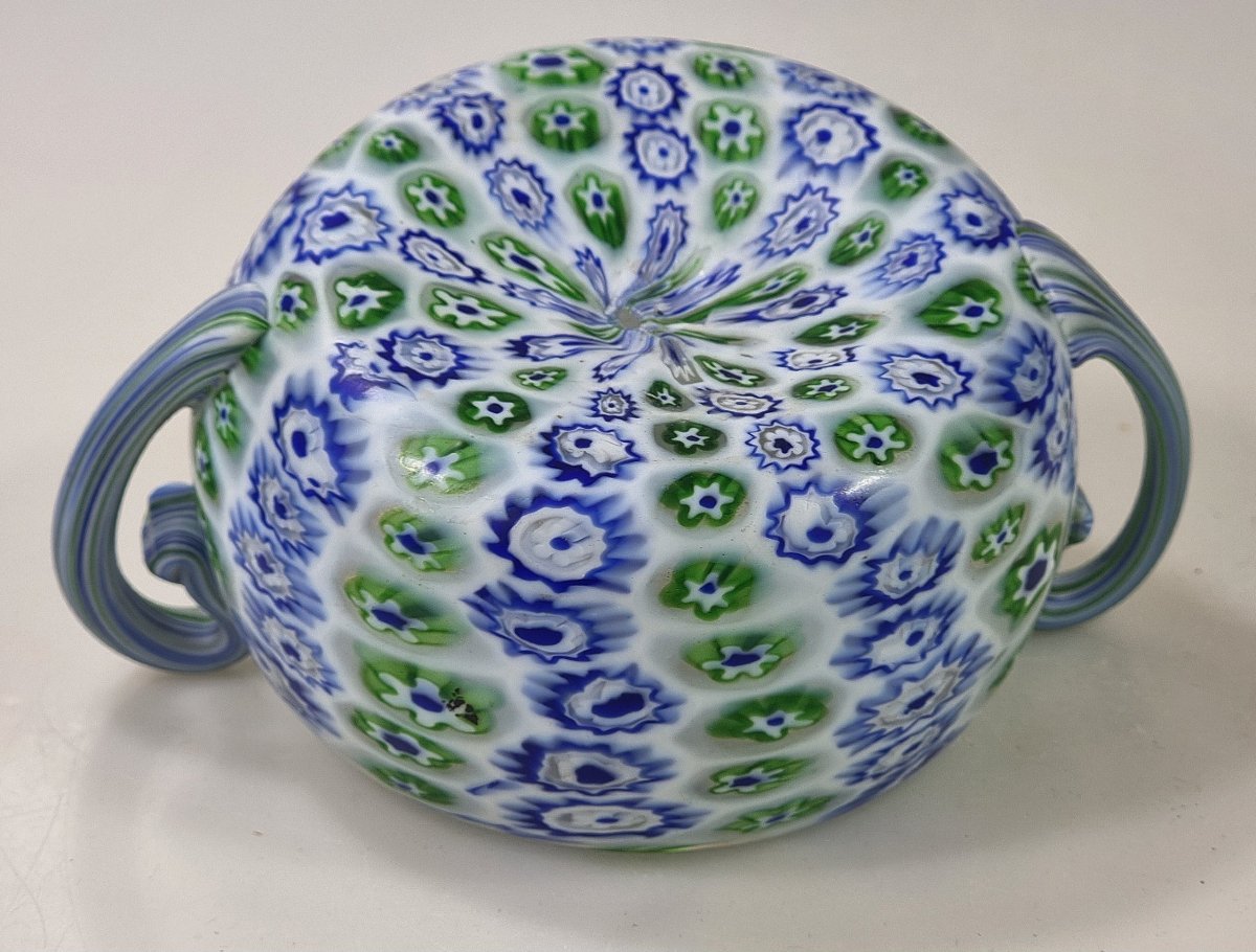 Coupe ancienne de Murano en millefiori à deux anses – Attribuée à Fratelli Toso, vers 1900–1925-photo-1