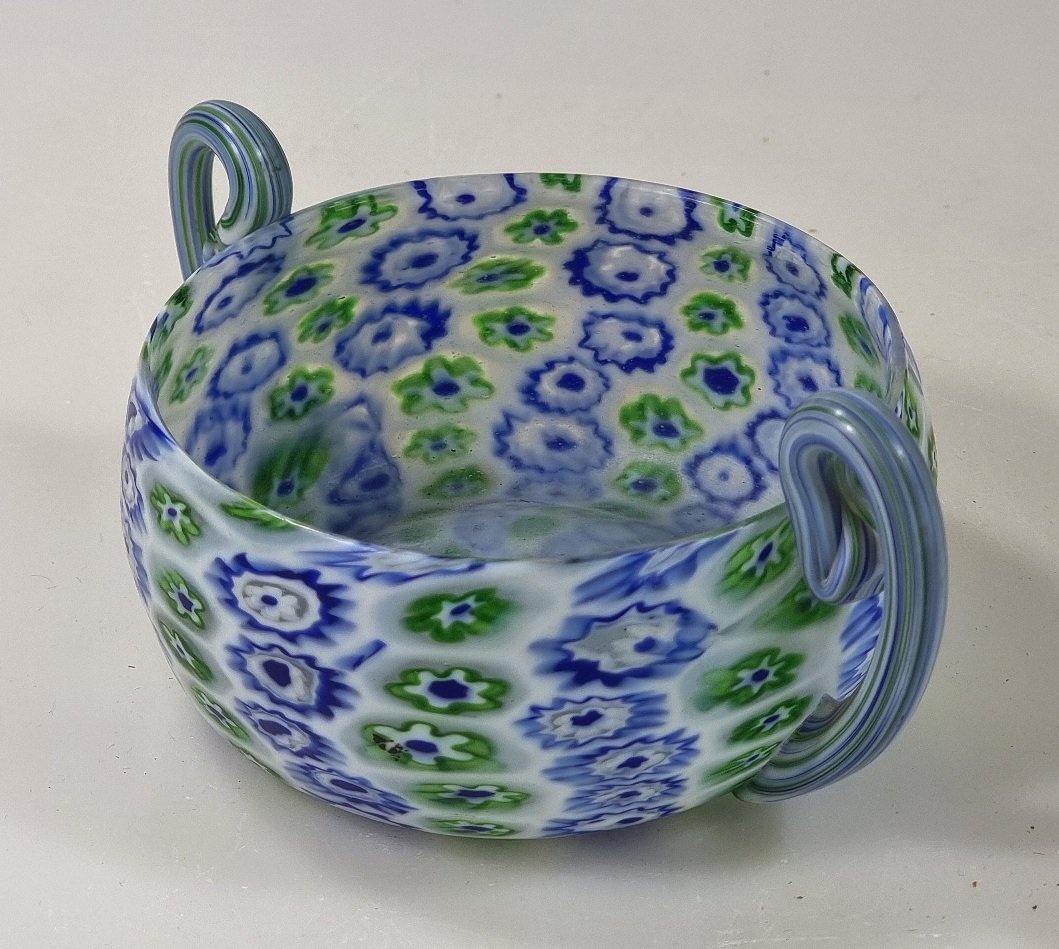Coupe ancienne de Murano en millefiori à deux anses – Attribuée à Fratelli Toso, vers 1900–1925