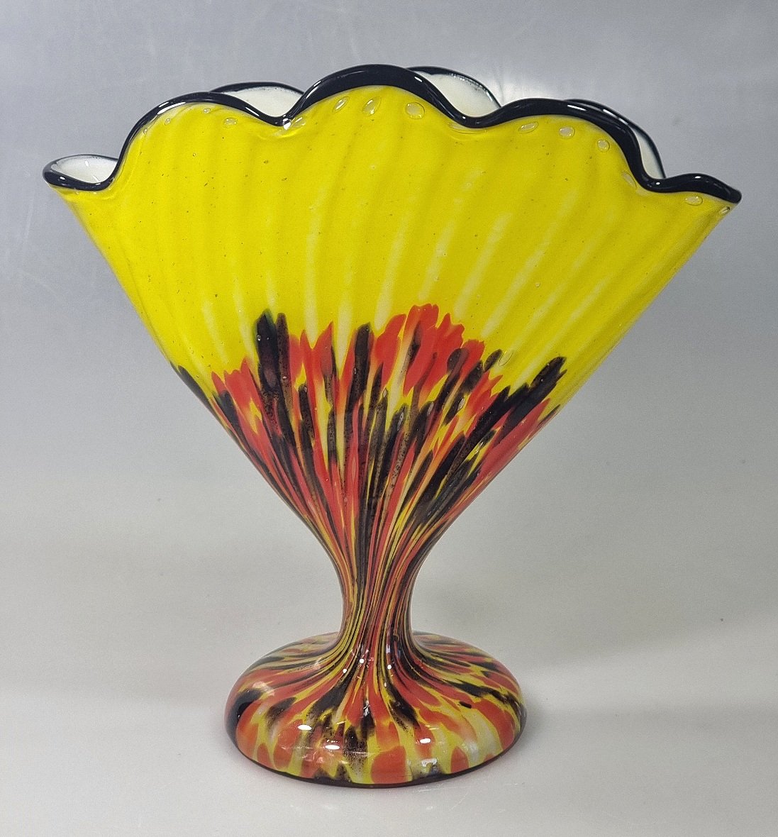 Vase éventail Art déco Franz Welz – Verre moucheté de Bohême – Vers 1930