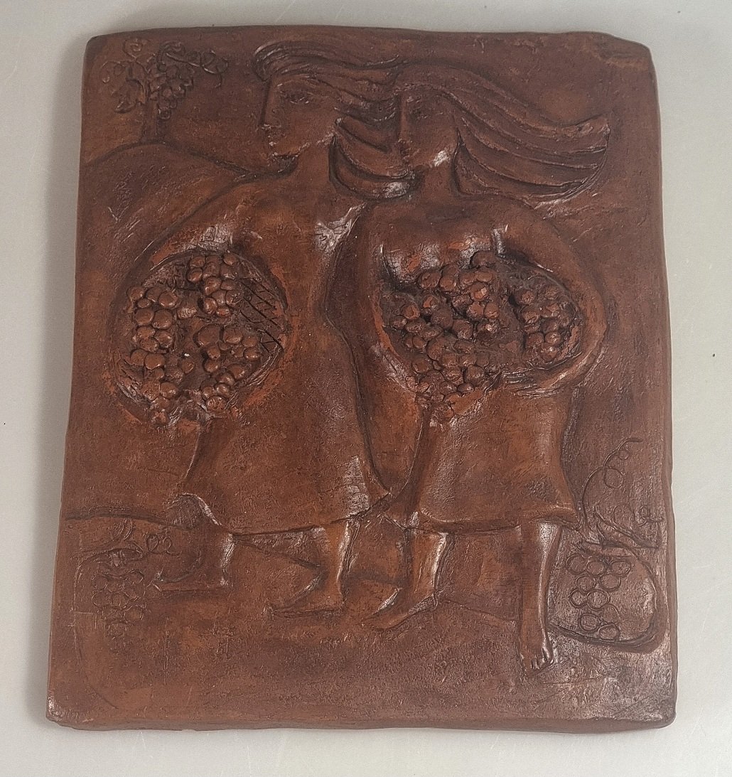 Plaque française en terre cuite émaillée aux vendangeuses – dans le style Ludovic Ollivier 