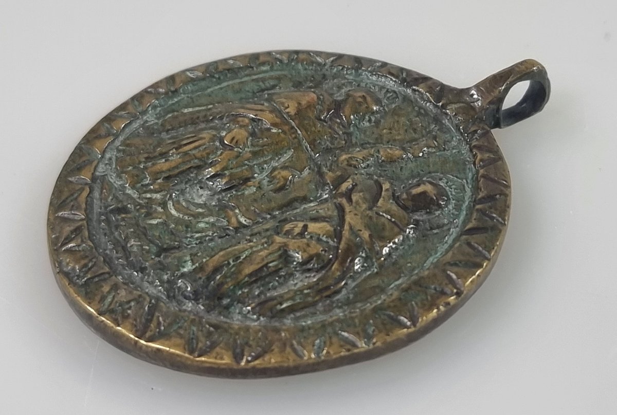 Pendentif de dévotion ancien en bronze – Vierge à l’Enfant, saint Benoît et sainte Scholastique-photo-2